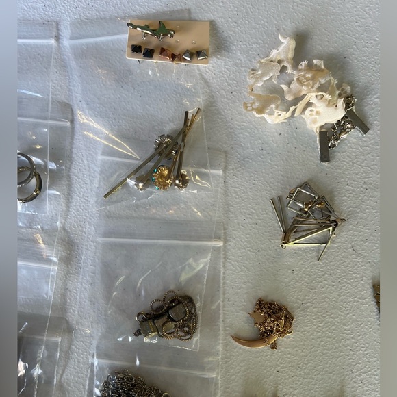 Huge Costume Jewelry Lot- Gold and Silver- Tone, 40+ Pieces - Picture 4 of 9